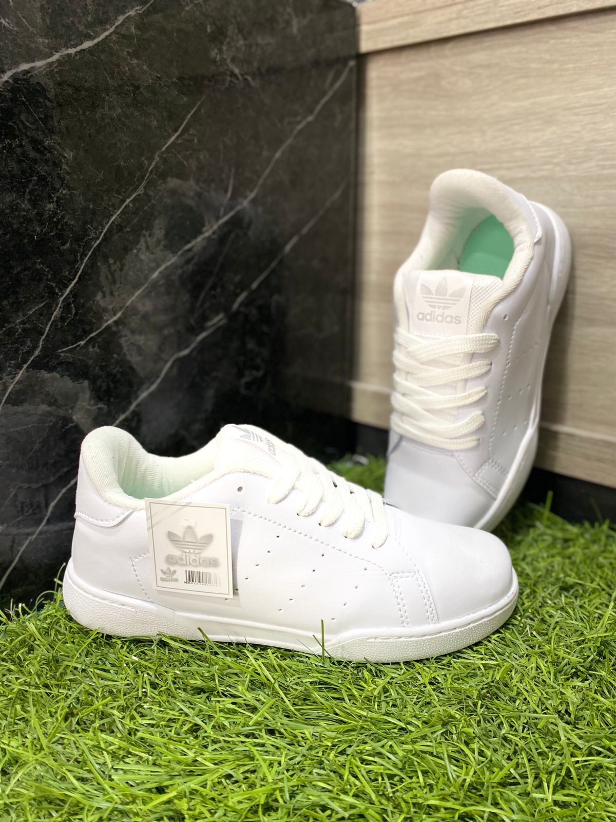 * Adidas Tenis Advantage BLANCO Y NEGRO (UNISEX)* -DEL 23 AL 42-